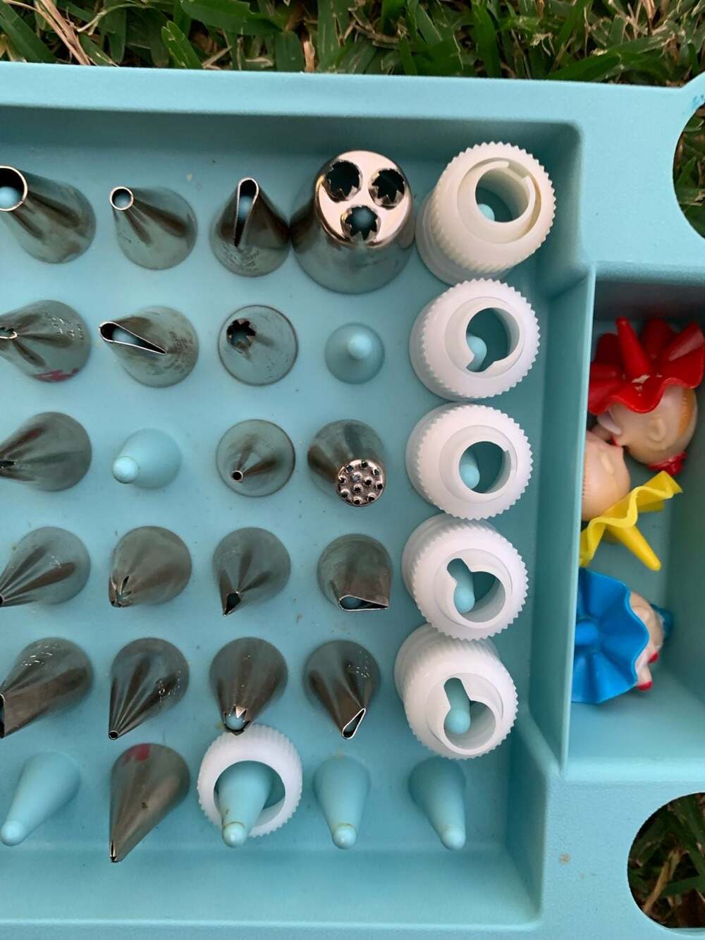 Wilton Cake Decorating Storage Caddy And Piping Bags Set